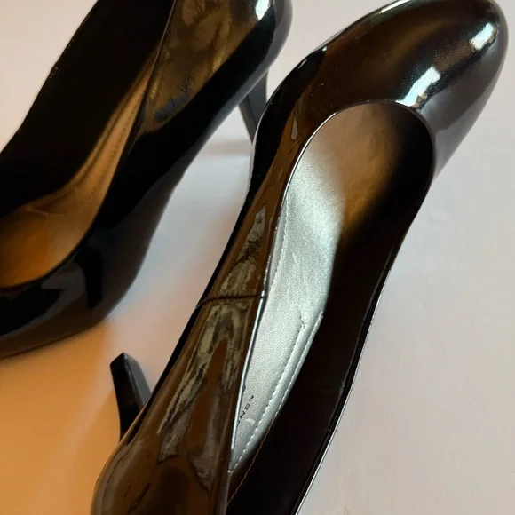 Predictions Women's Glossy Black Heels - Picture 8 of 8